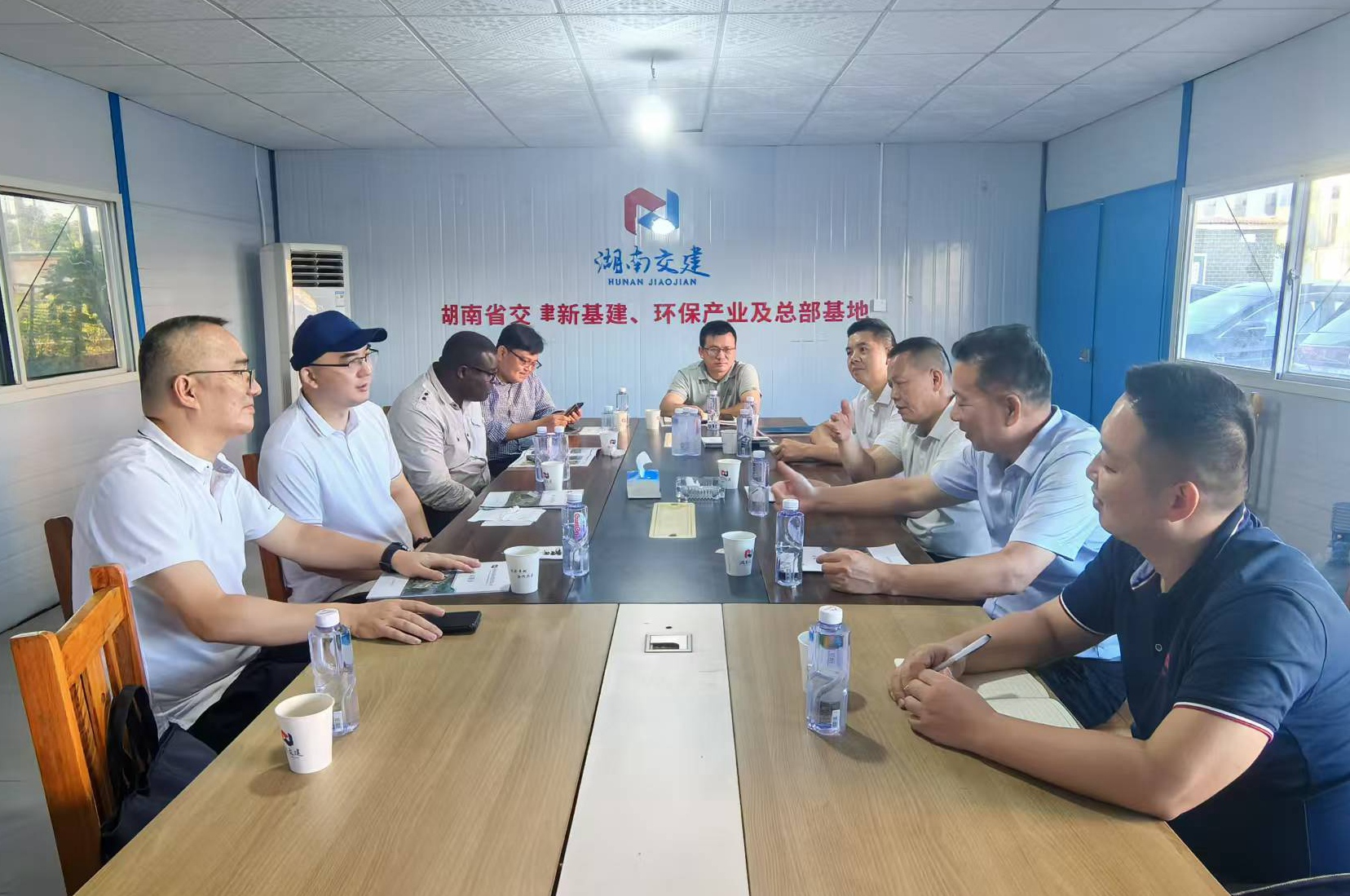 株洲高新區(qū)黨工委副書記、管委會主任劉智勇攜高新區(qū)經(jīng)濟合作局、湖南中焱時代科技有限公司蒞臨我司考察洽談，共謀合作發(fā)展新篇章