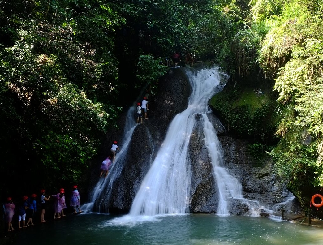 桂林山水甲天下，玉碧羅青意可參