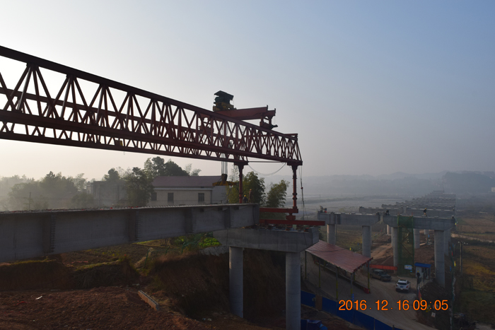 益婁高速公路第11標(biāo)段中陽大橋第一片梁架設(shè)成功