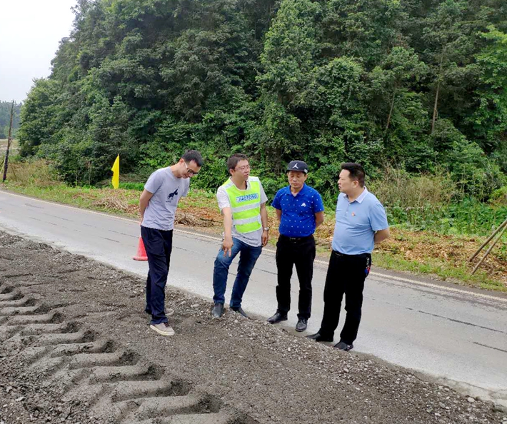業(yè)主單位領(lǐng)導(dǎo)一行蒞臨株洲縣S333大修工程項目進行技術(shù)交流